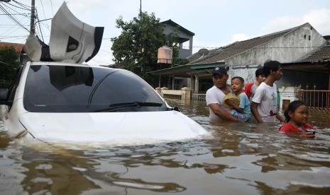 Warga berjalan melewati banjir di Perumahan Ciledug Indah, Tangerang, Banten, Kamis (2/1/2020).