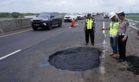 Jalan tol yang berlubang.