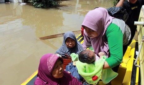 Kantor SAR Surabaya kirim personel untuk membantu evakuasi korban banjir Jakarta. Ilustrasi.