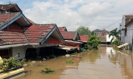 Ratusan rumah warga terendam banjir di Perumahan Pondok Arum, Tangerang, Banten, Kamis (2/1/2019). Pemkot menggiatkan gerakan Tangerang Bersedekah untuk bantu korban banjir.