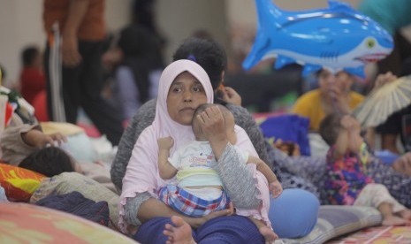 Warga korban banjir mengungsi di Gelanggang Olahraga (GOR) Pengadegan, Jakarta, Kamis (2/1/2020).