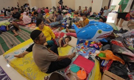 Warga korban banjir mengungsi di Gelanggang Olahraga (GOR) Pengadegan, Jakarta, Kamis (2/1/2020).