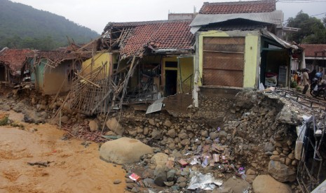 Sebanyak 200 jembatan semi permanen hanyut akibat banjir di Lebak. 