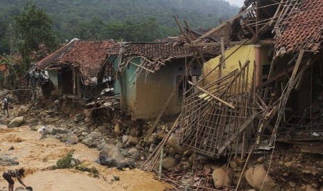 Sejumlah rumah warga rusak berat diterjang banjir bandang yang melewati Sungai Ciberang di Kampung Lebak Gedong, Cipanas, Lebak, Banten, Kamis (2/1/2020). 