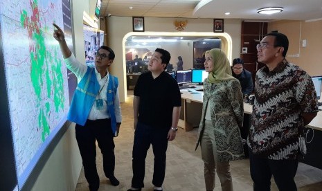 Menteri Badan Usaha Milik Negara (BUMN) Erick Thohir memantau  pasokan listrik wilayah terdampak banjir Jabodetabek di Posko Siaga Banjir PLN Unit Induk Distribusi Jakarta, Kamis (2/1). 