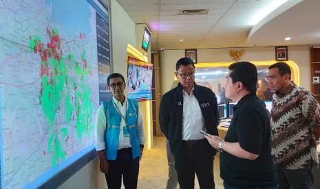 Menteri Badan Usaha Milik Negara (BUMN) Erick Thohir memantau  pasokan listrik wilayah terdampak banjir Jabodetabek di Posko Siaga Banjir PLN Unit Induk Distribusi Jakarta, Kamis (2/1). 