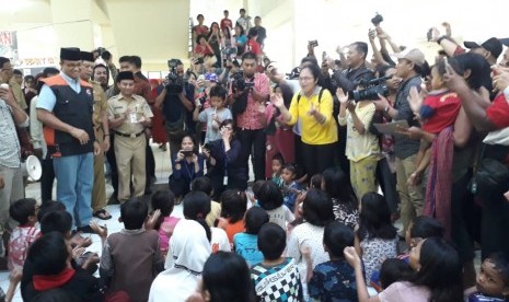 Gubenur DKI Jakarta Anies Baswedan meninjau pengungsi di rusunawa Rawa Buaya. Saat tiba di lokasi Anies disambut sorak sorai warga pengungsi semua rebutan salaman dan selfie.