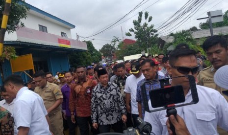 Menteri Dalam Negeri (Mendagri) Tito Karnavian meninjau Posko Banjir Kemendagri Jati Asih, di Perum Villa Jatirasa RW 011-12, Kelurahan Jatirasa, Kecamatan Jati Asih, Kota Bekasi, Jawa Barat, Jumat (3/1). 