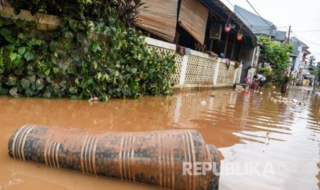 Warga membersihkan barang-barang miliknya pascabanjir yang melanda Kompleks IKPN Bintaro, Pesanggrahan, Jakarta, Jumat (3/1/2019). 