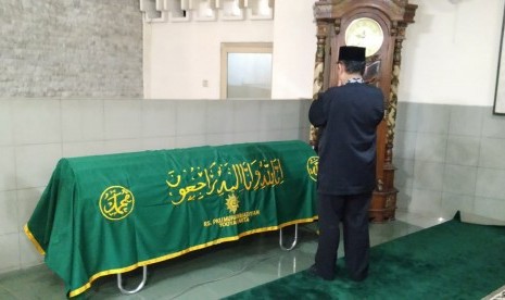 Pentakziah mendoakan almarhum Yunahar Ilyas saat melayat di tempat persemayaman di PP Muhammadiyah, Yogyakarta, Jumat (3/01).