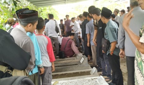 Suasana pemakaman Ketua PP Muhammadiyah Yunahar Ilyas di Pemakaman Karangkajen, Yogyakarta, Jumat (3/1).