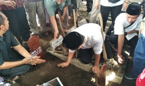 Kiai Cholil: Buya Yunahar Sangat Rindukan Persatuan Umat. Suasana prosesi pemakaman Yunahar Ilyas di Pemakaman Karangkajen, Yogyakarta, Jumat (3/01). /