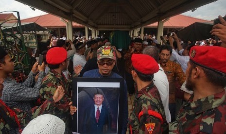 Keluarga dan kerabat mengusung jenazah Wakil Ketua Umum MUI sekaligus Ketua PP Muhammadiyah Yunahar Ilyas saat prosesi pemakaman jenazah di Masjid Gede Kauman Yogyakarta, Jumat (3/1/2020).