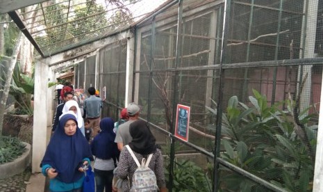 Pengunjung memadati Taman Satwa Cikembulan, Kabupaten Garut, Jumat (3/1).