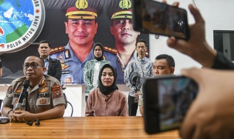 Kepala Bidang Humas Polda Metro Jaya Kombes Yusri Yunus (kiri) bersama Tersangka penyalahgunaan narkoba yang juga artis dan pengusaha Medina Zein (tengah) memberikan keterangan pers dalam rilis penyalahgunaan narkotika di Dit Resnaroba Polda Metro Jaya, Jakarta, Jumat (03/01/2020).