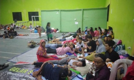 Kondisi posko pengungsian korban banjir di gedung PGRI Kecamatan Sajira, Kabupaten Lebak, Banten. 