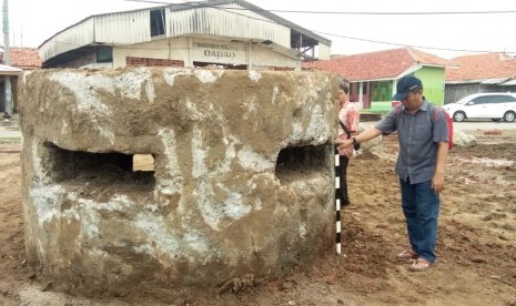 Warga Desa Dadap, Kecamatan Juntinyuat, Kabupaten Indramayu, menemukan bangunan perlindungan (pillbox) peninggalan tentara Jepang pada masa penjajahan. TACB Indramayu dan Disbudpar setempat langsung mengunjungi lokasi itu, Jumat (3/1).