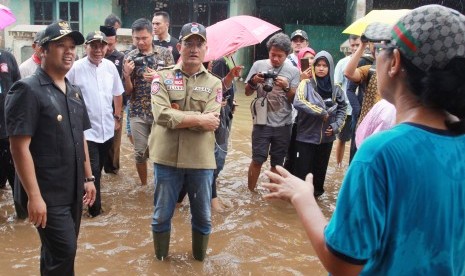 Menteri Sosial Juliari P Batubara (tengah) didampingi Wali Kota Tangerang Arief R Wismansyah (kiri) berbincang dengan korban banjir di Ciledug Indah Tangerang, Banten, Jumat (3/1/2019).