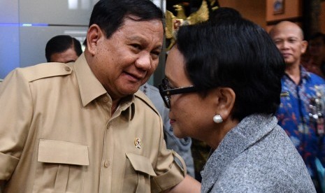 Komisi I Desak Prabowo Bangun Sistem Inspeksi Maritim. Menhan Prabowo Subianto (kiri) berbincang dengan Menlu Retno Marsudi seusai konferensi pers terkait kasus Natuna di Kemenko Polhukam, Jakarta, Jumat (3/1/2020).