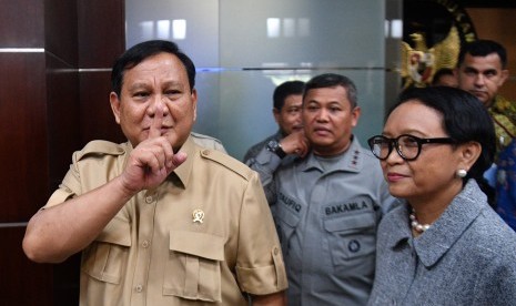 Menhan Prabowo Subianto (kiri) bersama Kepala Bakamla Laksdya Bakamla A Taufiq R (tengah) dan Menlu Retno Marsudi menyapa wartawan seusai konferensi pers terkait kasus Natuna di Kemenko Polhukam, Jakarta, Jumat (3/1/2020).