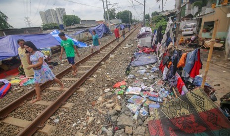 Warga terdampak banjir beraktivitas di sekitar tenda pengungsian di kawasan Stasiun Rawa Buaya, Jakarta, Jumat (3/1/2020). 