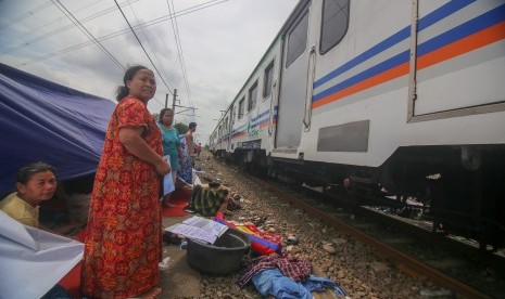 Warga terdampak banjir beraktivitas di tenda pengungsian di kawasan Stasiun Rawa Buaya, Jakarta, Jumat (3/1/2020).