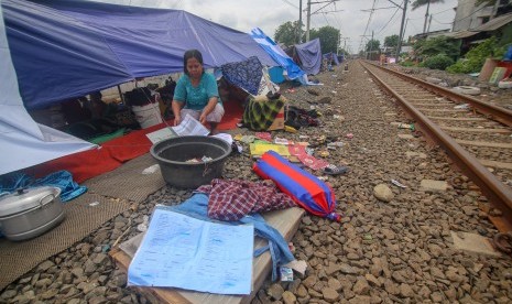 Warga terdampak banjir beraktivitas di tenda pengungsian di kawasan Stasiun Rawa Buaya, Jakarta, Jumat (3/1/2020).