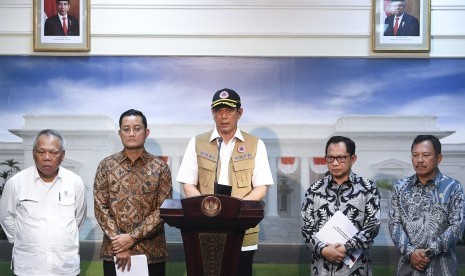 Kepala Badan Nasional Penanggulangan Bencana (BNPB) Doni Monardo (tengah). Kepala BNPB mengingatkan pejabat daerah serius terhadap sistem peringatan kebencanaan