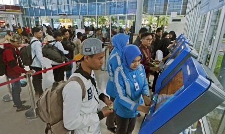 Pelabuhan Bakauheni Masih Berjalan Normal. Petugas membantu sejumah calon penumpang yang akan membeli tiket kapal Roro melalui mesin Vending Machine di Pelabuhan Bakauheni Lampung Selatan, Lampung.