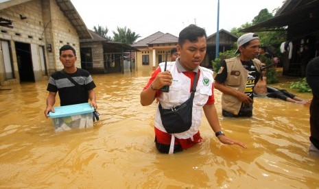 Petugas Dinas Kesehatan Provinsi Kalsel mendatangi warga saat banjir di kawasan Cempaka, Banjarbaru, Kalimantan Selatan.