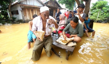 Warga beraktivitas saat banjir di Kalimantan Selatan. 