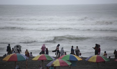 Wisatawan menikmati suasana Pantai Parangtritis di Bantul, DI Yogyakarta. Sektor pariwisata Bantul beradaptasi di tengah pandemi Covid-19. Ilustrasi.