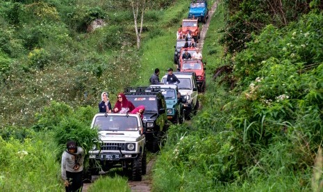 Sejumlah wisatawan mengikuti wisata petualangan ‘Offroad’ menggunakan mobil jip di kawasan lereng Gunung Ungaran, Bandungan, Kabupaten Semarang, Jawa Tengah, Ahad (5/1/2019).