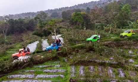 Sejumlah wisatawan mengikuti wisata petualangan ‘Offroad’ menggunakan mobil jip di kawasan lereng Gunung Ungaran, Bandungan, Kabupaten Semarang, Jawa Tengah, Ahad (5/1/2019). (Antara/Aji Styawan)