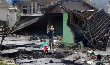 Warga keluar dari Kampung Muhara yang terisolir akibat jembatan putus, di Kecamatan Lebak Gedong, di Lebak, Banten, Ahad (5/1/2020).