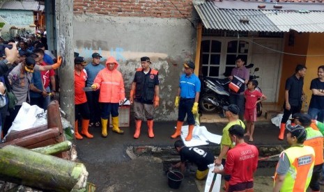 Anies Sebut Korban Banjir tidak Lagi 24 Jam di Pengungsian. Gubernur DKI Jakarta Anies Baswedan saat gotong-royong membersihkan sampah sisa banjir di Lapang Pilar, Jalan Jembatan Lama, Kelurahan Makasar, Jakarta Timur.