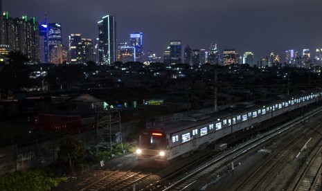 Kereta Rel Listrik (KRL) melintas dengan latar belakang gedung betingkat di Jakarta, Sabtu (4/1/2020). Pada 2019 tercatat penjualan listrik PLN Disjaya sebesar 34,1 TwH atau naik 4,05 persen dibandingkan 2018 yang sebesar 32,78 TwH.