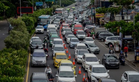 Penurunan penjualan kendaraan tahun lalu mempengaruhi target penjualan tahun ini. Tampak ilustrasi kendaraan terjebak kemacetan menuju arah Gerbang Tol Pasteur di Bandung, Jawa Barat, Ahad (5/1/2020).