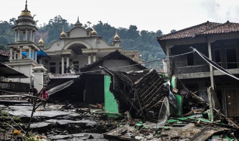 Sejumlah bangunan rusak akibat longsoran tanah di Desa Banjarsari, Lebak, Banten, Sabtu (4/1/2020). Banjir bandang di Lebak diduga akibat gundulnya Taman Nasional Gunung Halimun Salak.