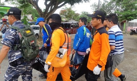 Tim SAR Gabungan berhasil mengevakuasi soerang nelayan yang hilang di perairan Dermaga Majingklak, Kabupaten Pangandaran, Ahad (5/1). Korban ditemukan dalam kondisi meninggal dunia. 