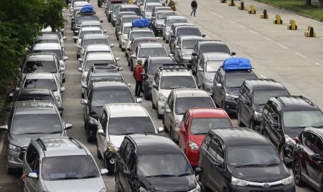 Sejumlah kendaraan roda empat antre memasuki kapal ferry di Pelabuhan Bakauheni Lampung Selatan, Lampung, Ahad (5/1/2020). 