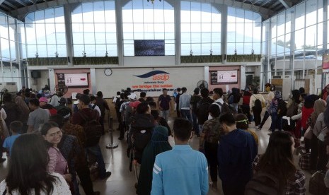 Sejumlah penumpang antre untuk membeli tiket kapal ferry di Pelabuhan Bakauheni Lampung Selatan, Lampung, Ahad (5/1/2020). 