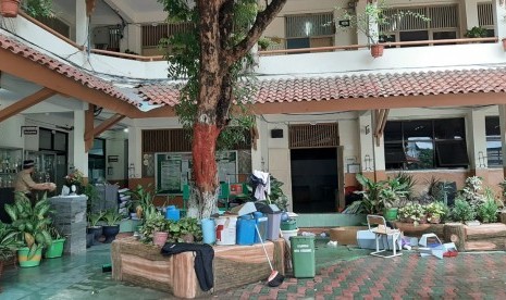 Sejumlah berkas terdampak banjir tertumpuk di depan kelas belajar SMAN 81, Jalan Kartika Ekapaksi, Kecamatan Makasar, Jakarta Timur, Senin (6/1). Akibatnya, kegiatan belajar mengajar belum bisa dimulai.