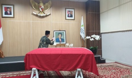 Jenazah Mien Sugandhi, mantan Menteri Urusan Peranan Wanita era Presiden Soeharto disemayamkan di Kementerian Pemberdayaan Perempuan dan Perlindungan Anak (PPPA) sebelum dikebumikan di Taman Makam Pahlawan (TMP) Kalibata, Jakarta Selatan, Senin (6/1). 