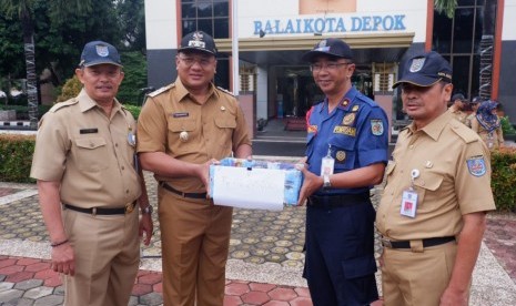 Aparatur Sipil Negara (ASN) Kota Depok melakukan penggalangan dana untuk korban bencana banjir dan longsor yang berada di wilayah Kota Depok. Penggalangan dana dipimpin langsung Wakil Wali Kota Depok Pradi Supriatna usai apel pagi di Lapangan Balai Kota Depok, Senin (6/1).