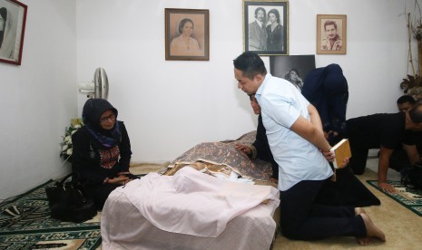 Sejumlah kerabat dan anggota keluarga berdoa di dekat jenazah artis Chandra Ariati Dewi (Ria Irawan) di rumah duka Lebak Bulus, Jakarta, Senin (6/1/2020).