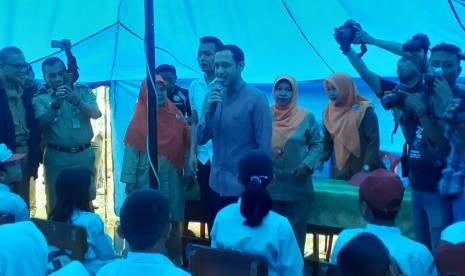 Menteri Pendidikan dan Kebudayaan (Mendikbud) Nadiem Anwar Makarim meninjau sekolah yang terdampak banjir di SDN Cirimekar 02, Kecamatan Cibinong, Kabupaten Bogor, Senin (6/1).