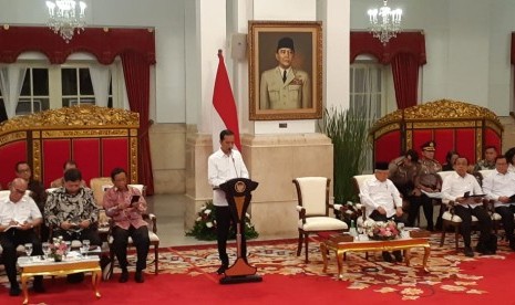 Presiden Jokowi memimpin sidang kabinet paripurna pertama tahun 2020 di Istana Negara, Senin (6/1). 