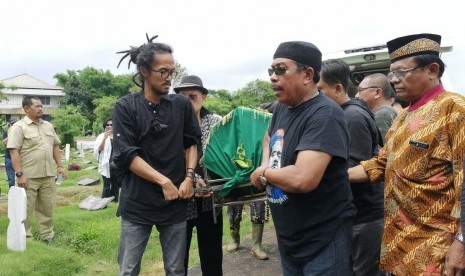 Suasana haru menyelimuti prosesi pemakaman aktris Ria Irawan di TPU Tanah Kusir, Jakarta Selatan, Senin (6/1).