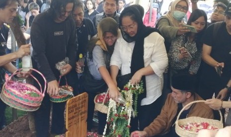 Suasana haru menyelimuti prosesi pemakaman aktris Ria Irawan di TPU Tanah Kusir, Jakarta Selatan, Senin (6/1).